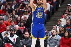 开云体育-勇士遭雷霆三连败，库里缺阵助攻难以扭转比赛