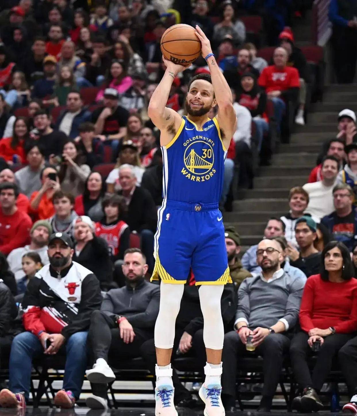 勇士遭雷霆三连败,库里缺阵助攻难以扭转比赛 勇士遭雷霆三连败,库里缺阵助攻难以扭转比赛