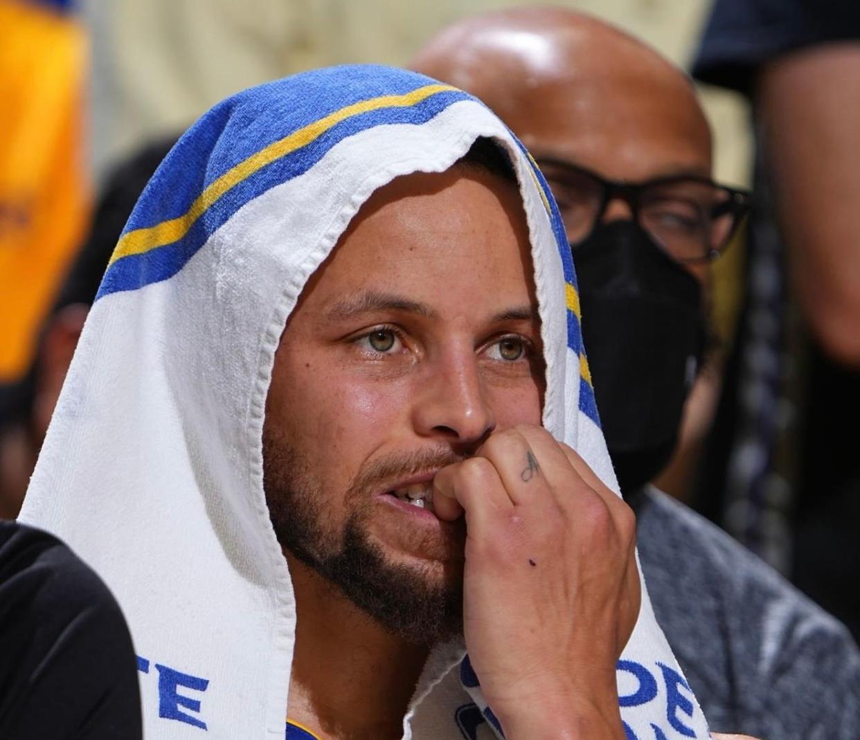 勇士遭雷霆三连败,库里缺阵助攻难以扭转比赛 勇士遭雷霆三连败,库里缺阵助攻难以扭转比赛